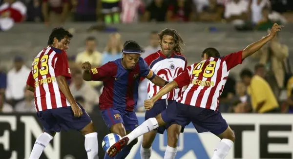 Toluca en la mañana, Barcelona por la noche y plantel dividido: así fue la jornada más rara en la historia de Chivas