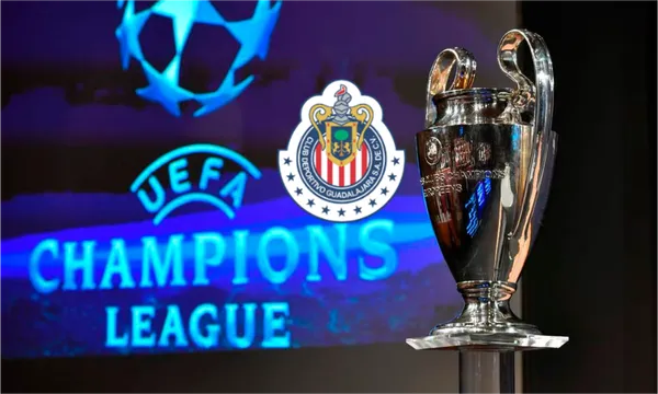 Trofeo de la Champions League en la derecha, a la izquierda escudo de Chivas / UEFA