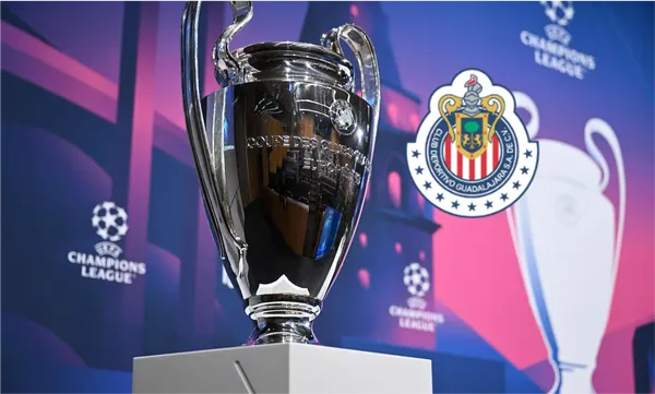 Trofeo exhibido en una gira de la Champions League, a la derecha escudo de Chivas / Marca