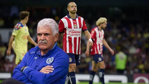 Tuca Ferrero con Cruz Azul en y jugadores de Chivas en el clásico