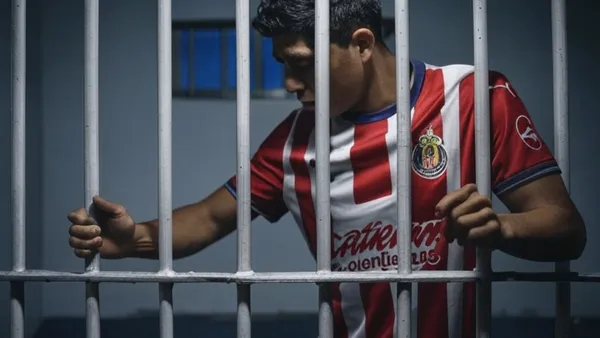 Un ex futbolista de las Chivas es buscado por la ley ya ha estado en prisión | Foto: Grok