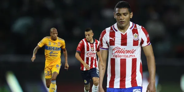 Una vez más el Tiba volvió a demostrar que no debe ser titular con las Chivas y que es lo más débil de la defensa