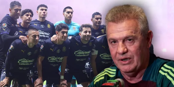 Vasco Aguirre y jugadores de Chivas (Fuente: MEXSPORT)