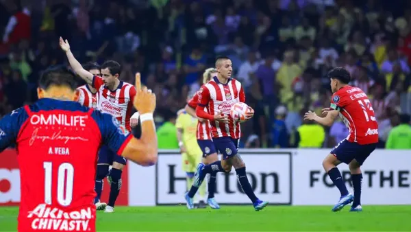 Vega con el 10 de Chivas y jugadores de Chivas