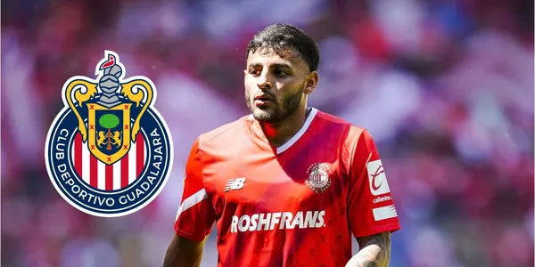 Vega y el escudo de Chivas/FOTO: Pulsoslp