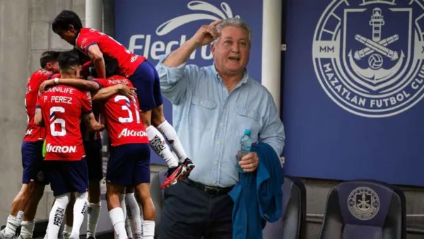 Vucetich con Mazatlán y jugadores de Chivas