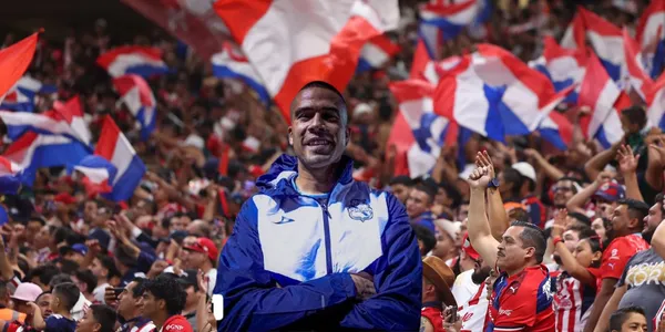 Wacho con la afición de Chivas/FOTO: DeporPuebla