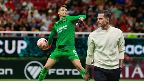 Whalley en partido con Chivas y Gago