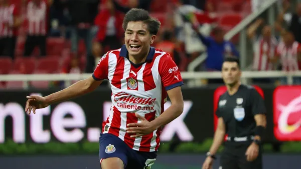 Yael Padilla festejando uno de sus goles con Chivas