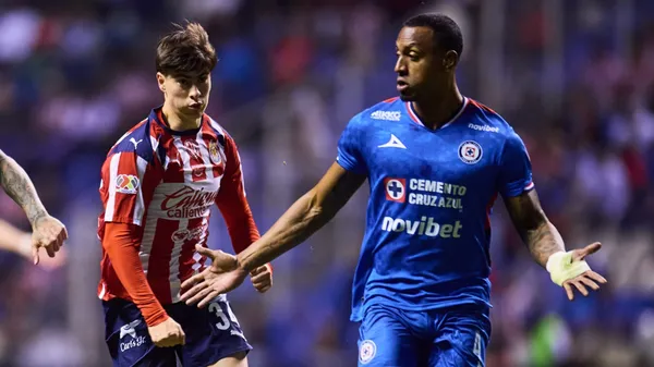 Armando González disputando un esférico con Willer Ditta