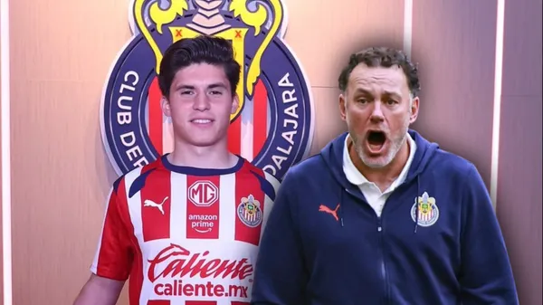 Jonathan Pérez con la playera de Chivas y Gabriel Milito
