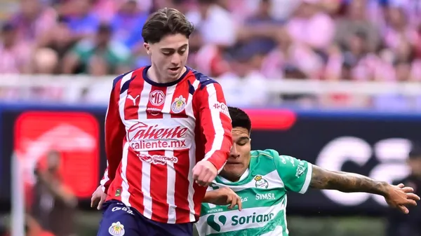 Brian Gutiérrez durante el partido entre Chivas y León