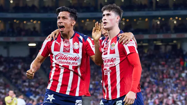 Armando González festejando su gol junto a Ángel Sepúlveda