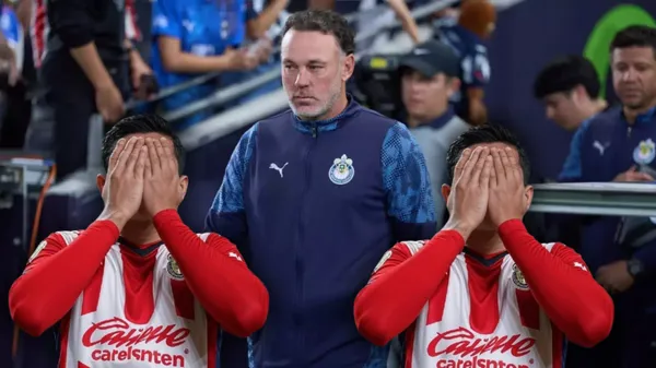 Gabriel Milito dirigiendo a Chivas de Guadalajara
