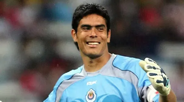 Oswaldo Sánchez le habla a Tala Rangel.