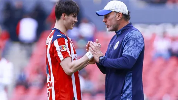 Gabriel Milito dándole indicaciones al delantero Armando González