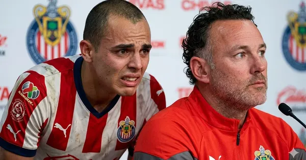 Ilustración digital de Hugo Camberos preocupado junto a Gabriel Milito