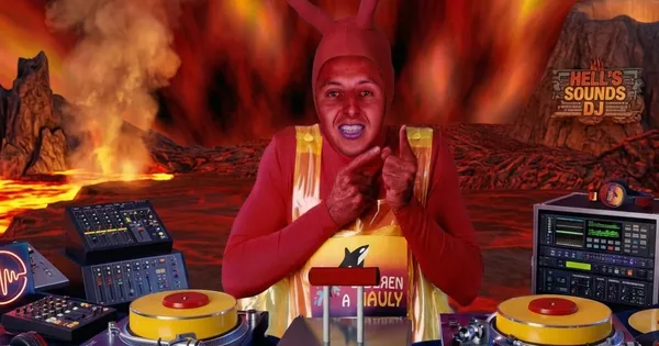 Roberto Alvarado disfrazado como el diablito de Eugenio Derbez