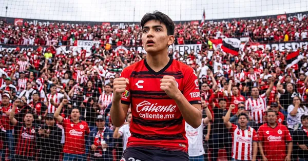 Afición de Chivas abucheó a Gilberto Mora en el estadio Akron