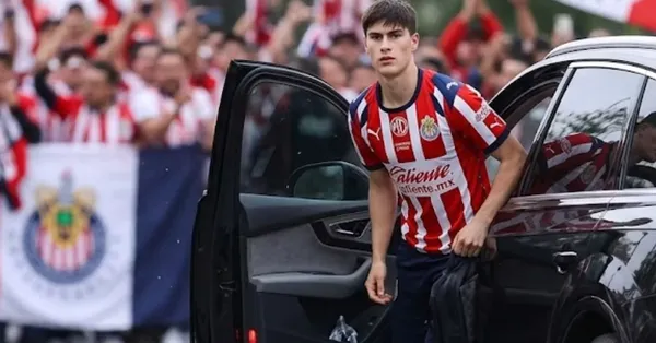 Armando González llegando a las instalaciones de Verde Valle de Chivas