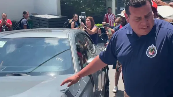 Armando González llegando a las instalaciones de Verde Valle de Chivas