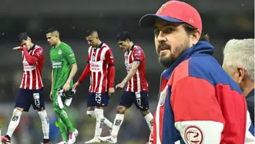 Amaury Vegara observando a jugadores de Chivas lamentándose