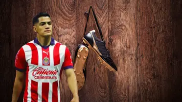 Chapo Sánchez con Chivas y unos zapatos colgados