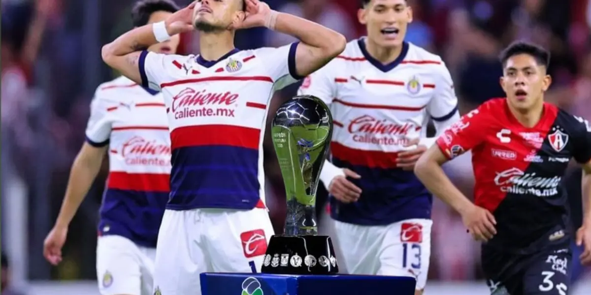 Chicharito festejando y el trofeo de la liga mx