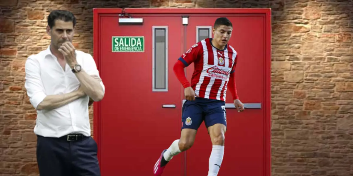 Fernando Hierro observando y Ronaldo Cisneros en la puerta de salida 