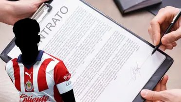 Jugador incógnito de Chivas junto a una firma de contrato / FOTO SPORTSMEDIA