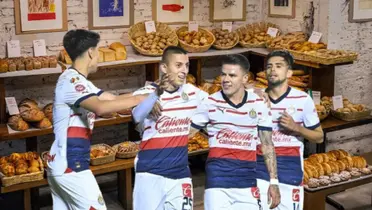 jugadores de Chivas en panadería