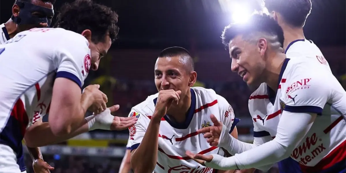 Jugadores de Chivas festejando el gol del Piojo Alvarado