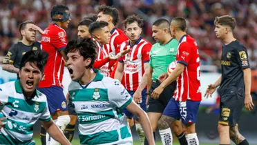 Jugadores de Chivas peleando con el arbitro y jugadores de Santos
