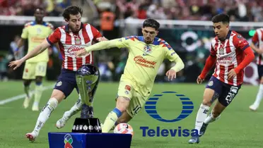 Jugadores de Chivas peleando el balón vs los de América y el trofeo de la liga mx