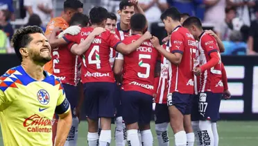 Martín levantándose y jugadores de Chivas en charla previo a partido
