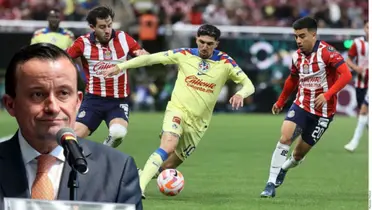 Mikel Arriola y Nene y Mozo peleando el balón con Valdés