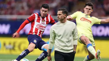 Pávle Pérez disputando el balón vs América y Gago 