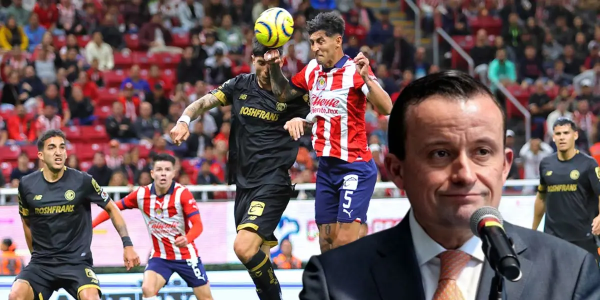 Pocho Guzmán peleando un balón vs Toluca y Mikel Arriola