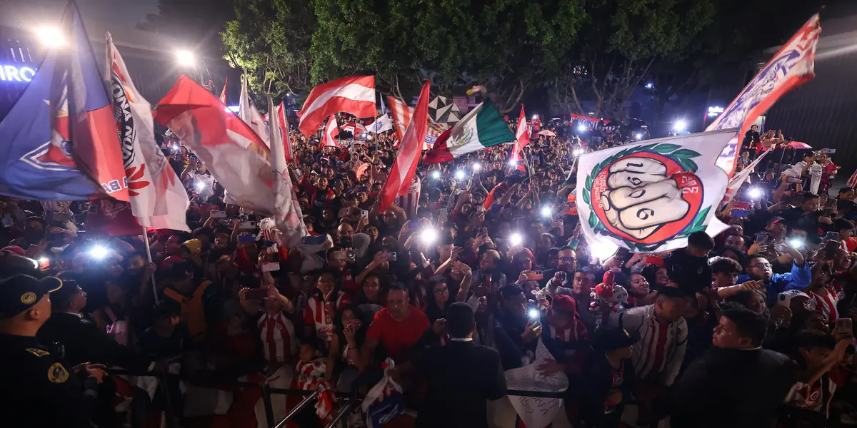 Afición en serenata. Foto: Chivas