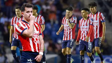 Alan Mozo y jugadores de Chivas (Foto tomada de: MexSport)