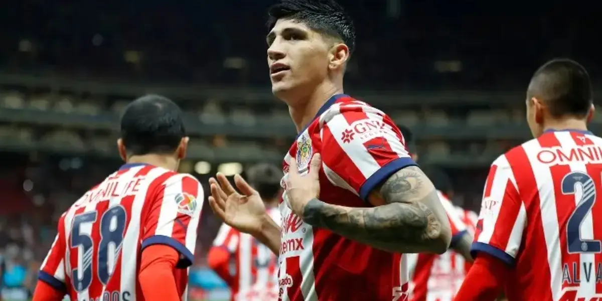 Alan Pulido rompió el silencio sobre los sucedido en el Estadio Akron durante el Clásico | Foto: XEU Deportes