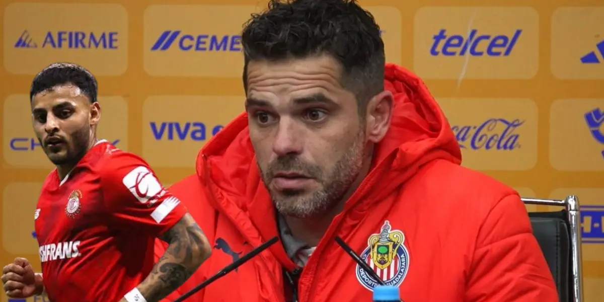 Alexis Vega con la playera de Toluca y Gago en conferencia de prensa