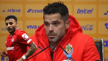 Alexis Vega con la playera de Toluca y Gago en conferencia de prensa