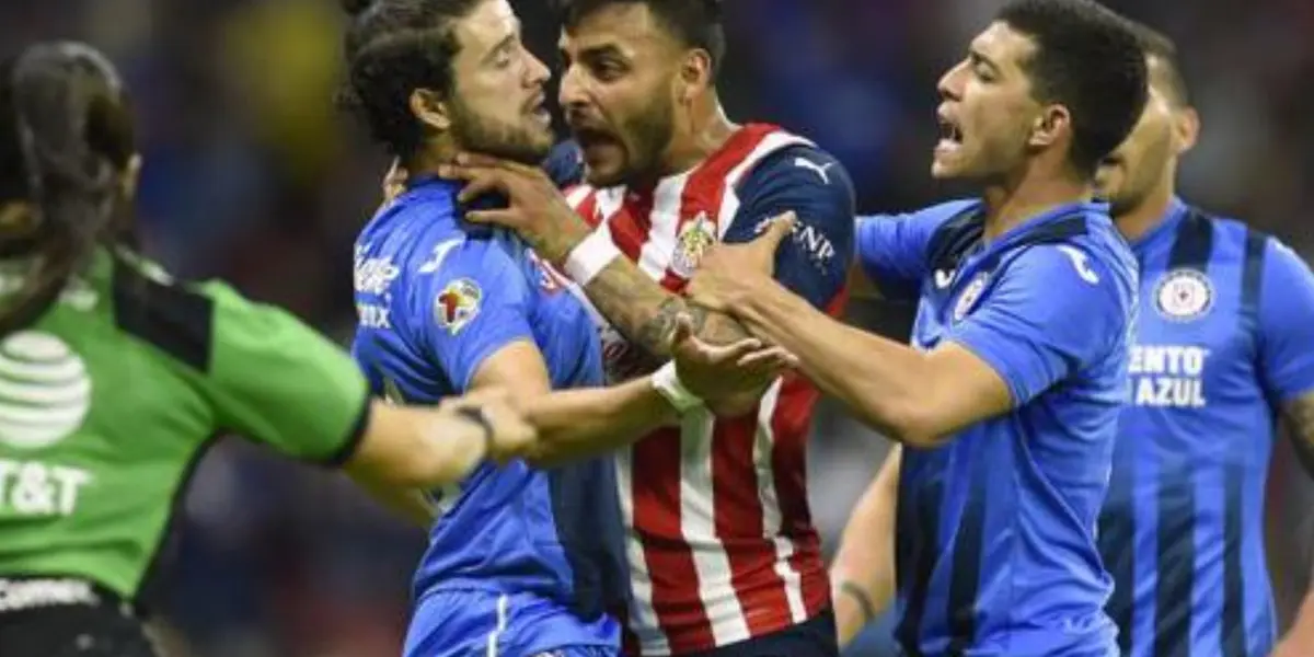 Alexis Vega dejó a su equipo con un jugador menos frente a Cruz Azul.