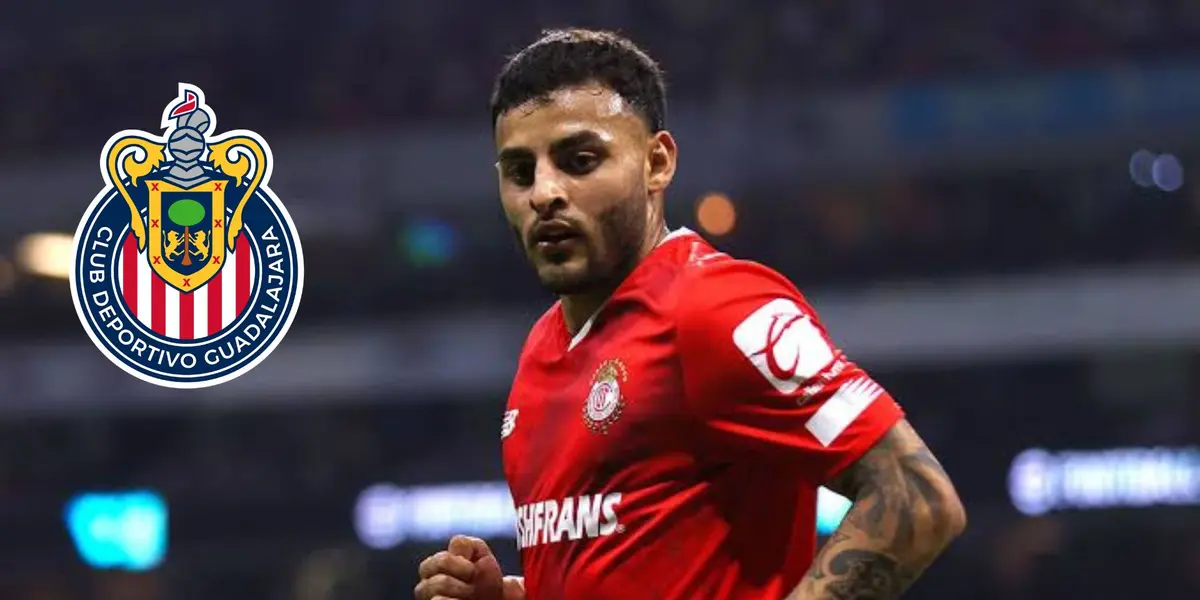 Alexis Vega en un partido con Toluca y el logo de Chivas
