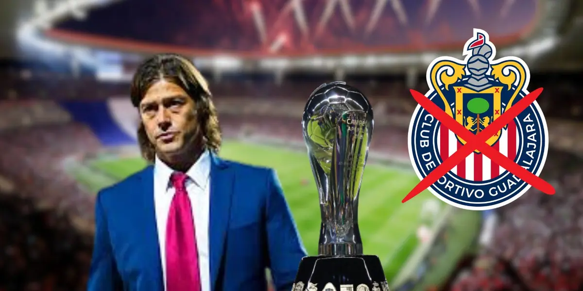 Almeyda con el trofeo de la Liga MX y el escudo de Chivas/FOTO: Récord
