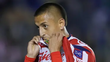 Alvarado besando el escudo. Foto: Chivas