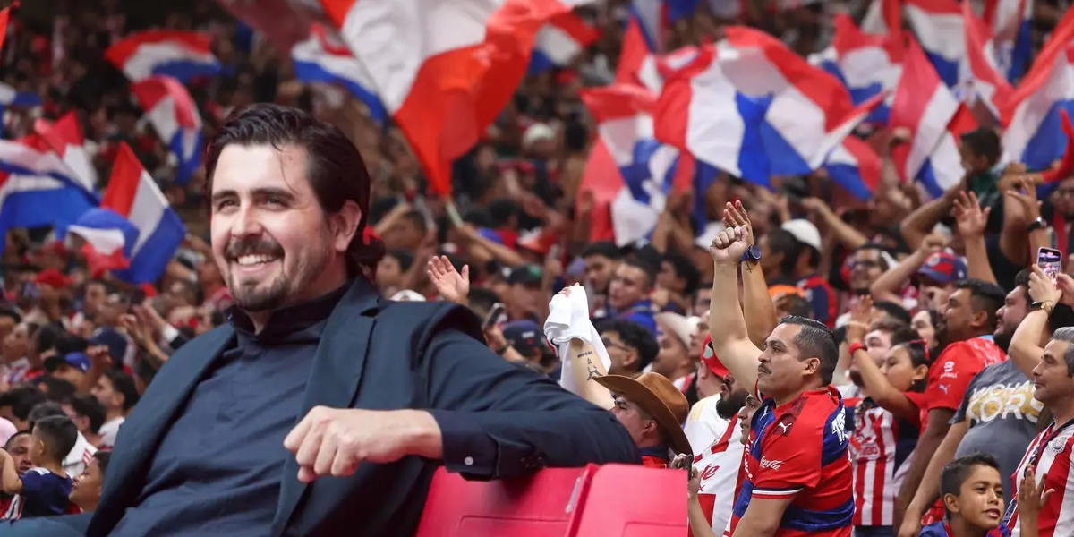 Amaury sonriente con la afición de Chivas
