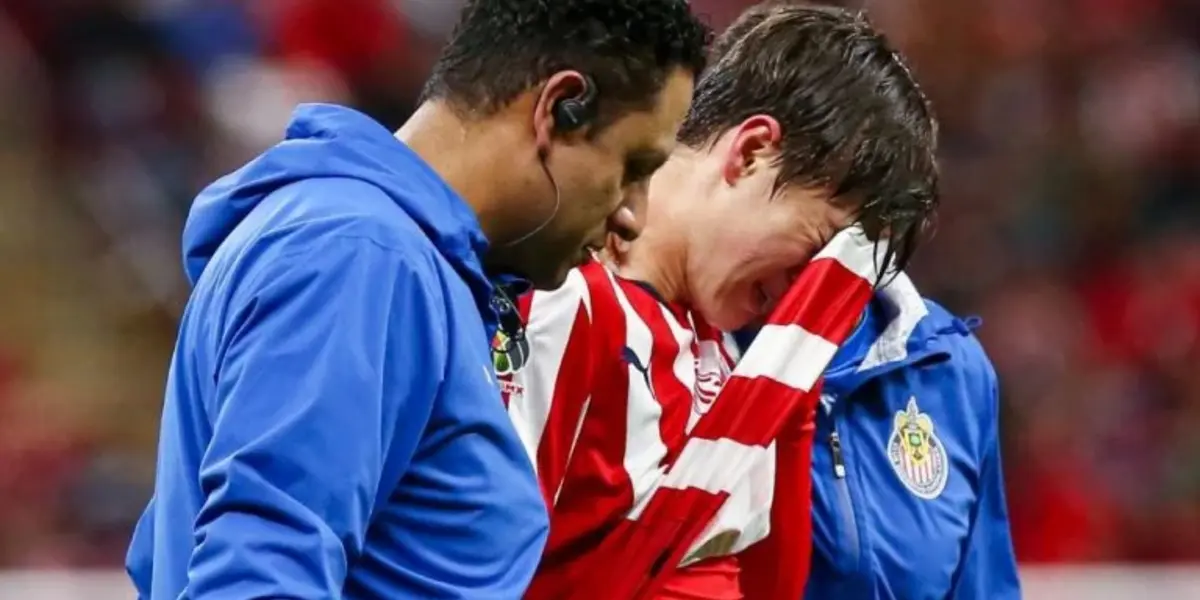 Armando González se retira del campo de juego luego de la lesión ante Rayados (Mexsports)