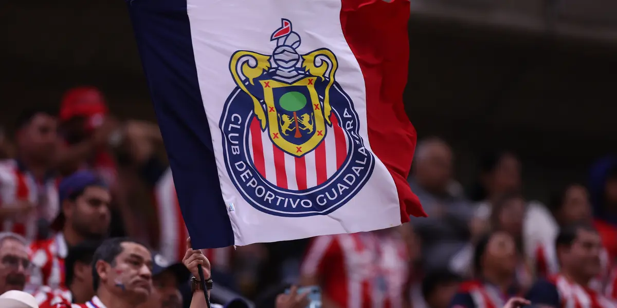 Bandera en tribuna. Foto: Chivas